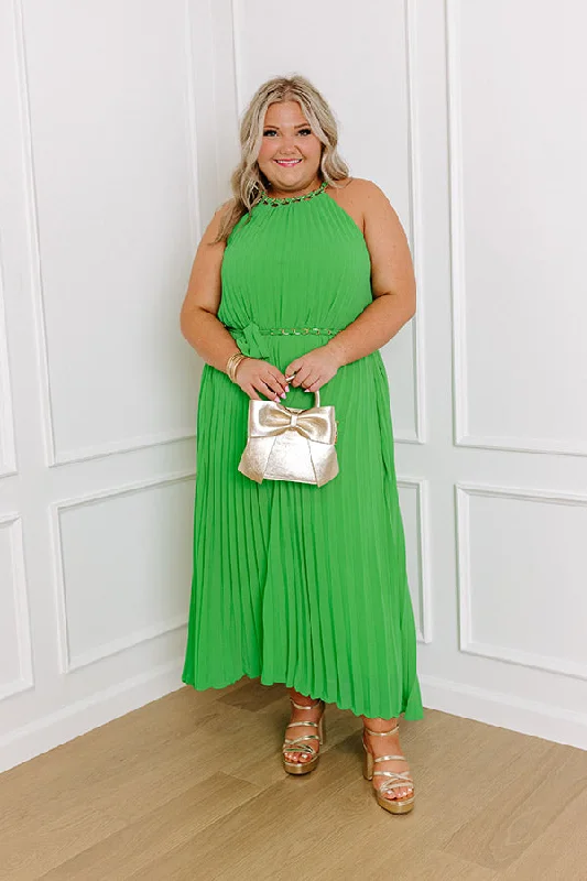 VIP Party Pleated Maxi Dress in Kelly Green Curves